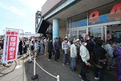 備蓄米を買い求める客で行列となった店舗前（１３日午前９時４０分ごろ、フクハラいっきゅう店で。須貝拓也撮影）