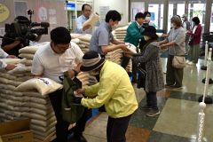 備蓄米を買い求める客でにぎわう店内（１３日午前１０時ごろ、フクハラいっきゅう店で。須貝拓也撮影）