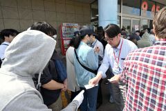 備蓄米の販売開始前に整理券を受け取る客（１３日前午前１０時半ごろ、フクハラいっきゅう店で。須貝拓也撮影）