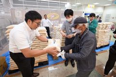 備蓄米を買い求める客でにぎわう店内（１３日午前９時５０分ごろ、フクハラいっきゅう店で。須貝拓也撮影）