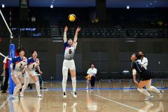 【女子準々決勝・帯南商―旭川志峯】第１セット、トスを上げる帯南商の唐﨑愛華（中央）＝金野和彦撮影