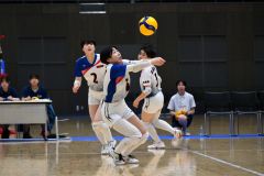 【女子準々決勝・帯南商―旭川志峯】第１セット、トスを上げる帯南商の唐﨑愛華（金野和彦撮影）