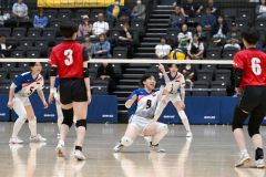 【女子準々決勝・帯南商―旭川志峯】第１セット、ボールをひろう帯南商の大槻清香（中央）＝金野和彦撮影
