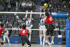 【女子準々決勝・帯南商―旭川志峯】第１セット、ブロックに飛ぶ帯南商の大槻清香（白青ユニホーム、左）と矢萩梨花（同、右））＝金野和彦撮影
