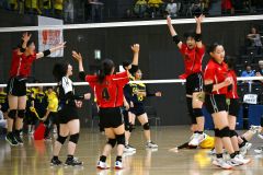 【女子決勝トーナメント２回戦・帯三条―札幌山の手】第２セット、ポイントを奪い喜ぶ帯三条（金野和彦撮影）
