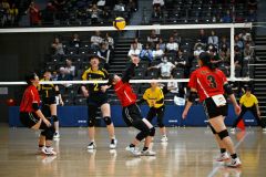 【女子決勝トーナメント２回戦・帯三条―札幌山の手】第２セット、トスを上げる帯三条の木村優杏（赤色ユニホーム、中央）＝金野和彦撮影