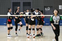【女子決勝トーナメント１回戦・帯三条―旭川明成】第２セット、ポイントを挙げ、喜ぶ帯三条の選手たち（金野和彦撮影）
