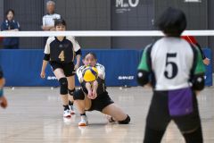 【女子決勝トーナメント１回戦・帯三条―旭川明成】第２セット、レシーブする帯三条の山本多果子（金野和彦撮影）