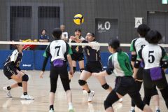 【女子決勝トーナメント１回戦・帯三条―旭川明成】第２セット、トスを上げ好機をつなぐ帯三条の山本多果子（中央）＝金野和彦撮影