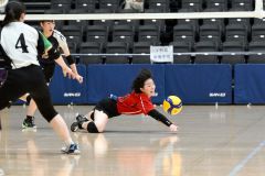 【女子決勝トーナメント１回戦・帯三条―旭川明成】第１セット、ネット前に落ちるボールに食らい付く、帯三条の鈴木結奏主将（金野和彦撮影）