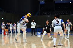 【女子準々決勝・帯南商―旭川志峯】第２セット、レシーブからトスを上げる帯南商の林梨花主将（左）＝金野和彦撮影