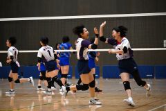 【女子決勝トーナメント２回戦・帯大谷―札幌東商】第２セット、ポイントを奪い、ハイタッチを交わす上田有梨紗（左手前）と八代紗羽（金野和彦撮影）