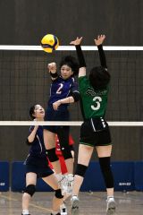 【女子決勝トーナメント１回戦・帯大谷―岩見沢緑陵】第１セット、スパイクを放つ帯大谷の八代紗羽（紺色ユニホーム）＝金野和彦撮影