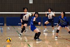 【女子決勝トーナメント２回戦・帯大谷―札幌東商】第１セット、ポイントを奪う帯大谷（白黑ユニホーム）＝金野和彦撮影