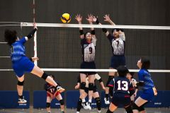 【女子決勝トーナメント２回戦・帯大谷―札幌東商】第１セット、ブロックに飛ぶ帯大谷の山形穂奈美（白黒ユニホーム、左）と山田芽衣（同、右）＝金野和彦撮影