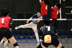 【女子準々決勝・帯南商―旭川志峯】第２セット、スパイクを決める帯南商の林梨花主将（白青ユニホーム）＝金野和彦撮影