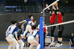 【女子準々決勝・帯南商―旭川志峯】第２セット、相手のブロックを破るスパイクを打つ帯南商矢萩梨花（白青ユニホーム、（４））＝金野和彦撮影