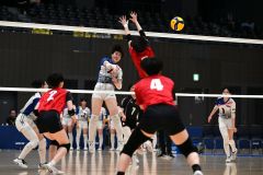 【女子準々決勝・帯南商―旭川志峯】第２セット、スパイクを打つ帯南商の富田凛（白青ユニホーム、中央）＝金野和彦撮影