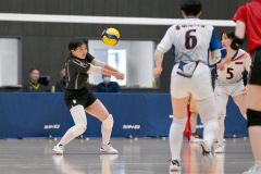 【女子準々決勝・帯南商―旭川志峯】第２セット、レシーブからトスを上げる帯南商小林優月（左）＝金野和彦撮影