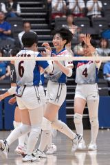 【女子準々決勝・帯南商―旭川志峯】第１セット、ポイントを挙げ喜ぶ帯南商の林梨花主将（中央）＝金野和彦撮影