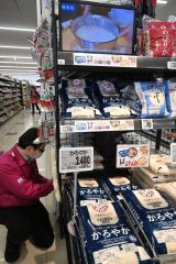 売れ行き好調なイオンのカルローズ米「かろやか」（１３日午前１１時すぎ、マックスバリュ音更店）