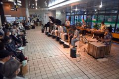 大勢の観客を前に演奏するチカＣカホン打！倶楽部のメンバーら