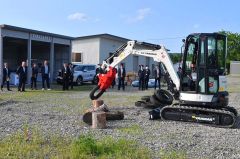 町職員の重機操縦を見守る関係者ら
