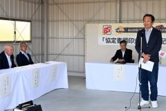 あいさつする菅原理事長