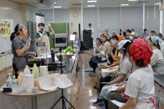 甘くない豆料理を実演した谷口さん（左）