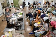 甘くない豆料理を実演した谷口さん（左）