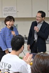 豆の魅力を語る（左から）萬谷さんと加藤さん