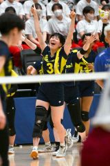 【女子準決勝・札幌山の手―旭川実】第３セット、ポイントが入りベンチ前で喜ぶ札幌山の手の相澤杏奈（豊頃中出）＝金野和彦撮影