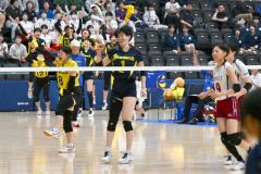 【女子準決勝・札幌山の手―旭川実】第３セット、ポイントが入り小さくガッツポーズをする札幌山の手の伊藤幸芽（黒色ユニホーム、中央、帯南町中出）＝金野和彦撮影