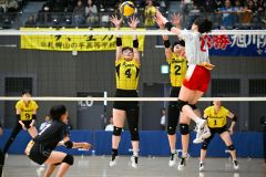 【女子３位決定戦・札幌山の手―旭川志峯】第２セット、ブロックに飛ぶ札幌山の手の黒井沙梨（黄色ユニホーム、左、豊頃中出）＝金野和彦撮影
