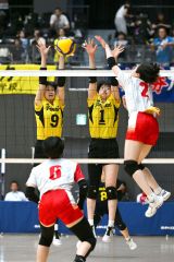 【女子３位決定戦・札幌山の手―旭川志峯】第２セット、ブロックに飛ぶ札幌山の手の渡邊陽織（黄色ユニホーム、左、下音更中出）と伊藤幸芽（同、右、帯南町中）＝金野和彦撮影