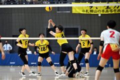 【女子３位決定戦・札幌山の手―旭川志峯】第２セット、山の手の黒井沙梨（中央、豊頃中出）がボールをひろう（金野和彦撮影）