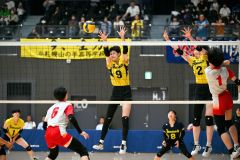 【女子３位決定戦・札幌山の手―旭川志峯】第２セット、相手のスパイクを阻む札幌山の手の渡邊陽織（下音更中出）＝金野和彦撮影