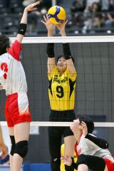 【女子３位決定戦・札幌山の手―旭川志峯】第２セット、相手のスパイクをブロックする札幌山の手の渡邊陽織（下音更中出）＝金野和彦撮影