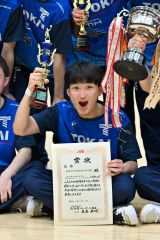 優秀賞に選ばれ、仲間と記念写真に納る東海大札幌の松村翔生（金野和彦撮影）