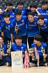 チームの優勝に貢献し、笑顔で記念写真に納る松村翔生（前列左）と和田海人（中列右から２人目）＝金野和彦撮影