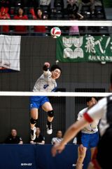 【男子準決勝・東海大札幌―道科学大高】第３セット、サーブを放つ東海大札幌の松村翔生（緑南中出）＝金野和彦撮影