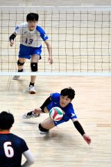 【男子決勝・東海大札幌―札幌大谷】第２セット、ネット際に落ちるボールを追う東海大札幌の松村翔生（手前、緑南中出）＝金野和彦撮影
