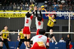 【女子３位決定戦・札幌山の手―旭川志峯】第２セット、スパイクを打つ伊藤幸芽（黄色ユニホーム、右、帯南町中出）＝金野和彦撮影
