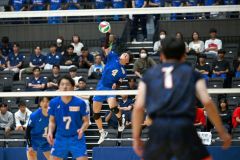 【男子決勝・東海大札幌―札幌大谷】第１セット、サーブを放つ東海大札幌の松村翔生（緑南中出）＝金野和彦撮影