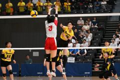 【女子３位決定戦・札幌山の手―旭川志峯】スパイクを打つ札幌山の手の渡邊陽織（黄色ユニホーム、中央、下音更中出）＝金野和彦撮影