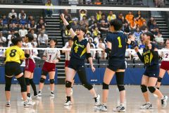 【女子準決勝・札幌山の手―旭川実】第３セット、ポイントを挙げガッツポーズをする札幌山の手の黒井沙梨（黒色ユニホーム、手前右から３人目、豊頃中出）＝金野和彦撮影