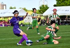 【女子準々決勝・帯大谷―北照】単独でゴールに迫る帯大谷のＭＦ鈴木楓未卯（左）