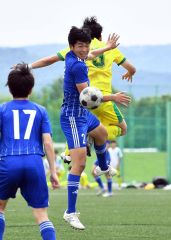 【男子準々決勝・駒大苫小牧―北海】高さを生かしたディフェンスでチームに貢献した駒大苫小牧の大川原歩（中央）