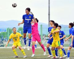 【男子準々決勝・駒大苫小牧―北海】高さを生かしてセットプレーを制する駒大苫小牧の大川原歩（左から２人目）