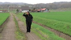 本別町内の畑を散歩する秋山さん（（ｃ）ＮＨＫ）